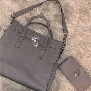 MICHAEL KORS SHOULDER BAG AND WALLET